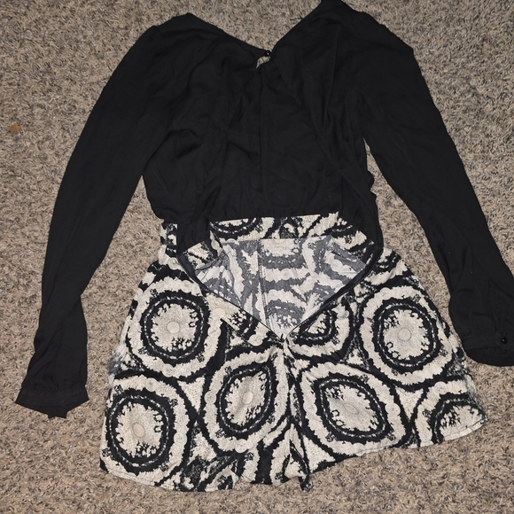 Black Keyhole Long Sleeve Romper With Embroidered White Shorts S - Picture 5 of 5